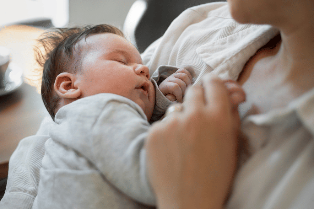 Kenapa bayi tidur saat digendong tapi bangun saat ditaruh?