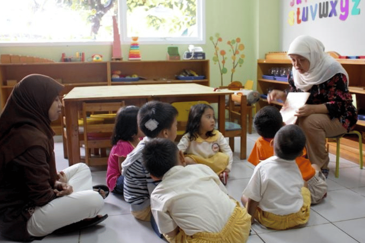 Montessori memberikan kesempatan bagi anak untuk belajar pengalaman