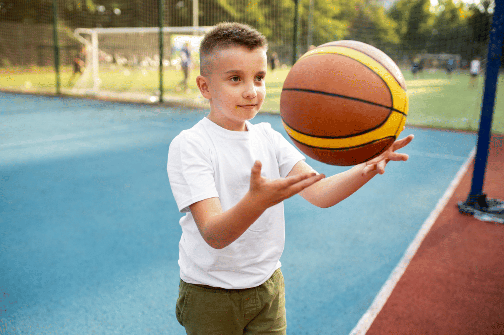 Anak bermain basket