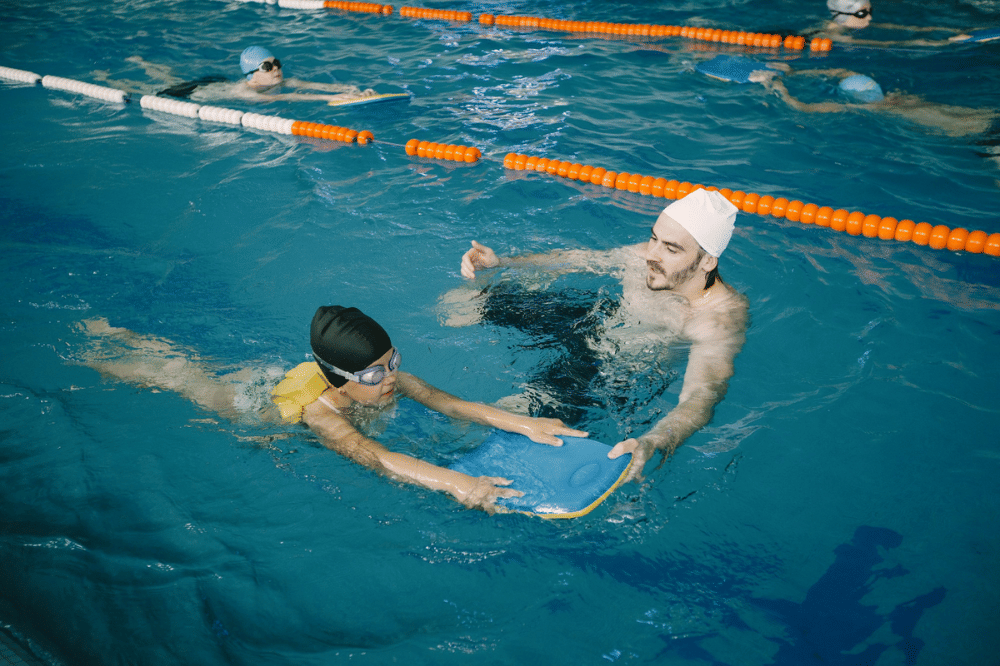 Anak belajar berenang