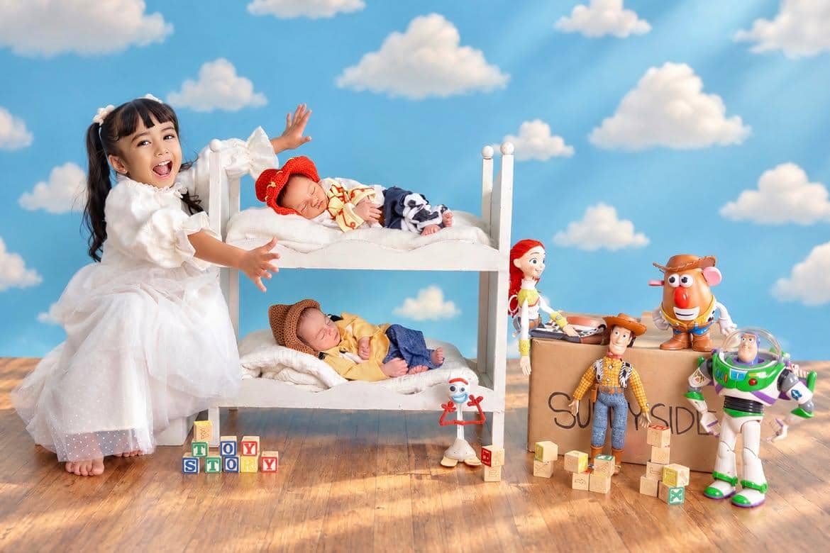 Potret Newborn Photoshoot Anak Kembar Nanda Arsyinta Bertema Toy Story