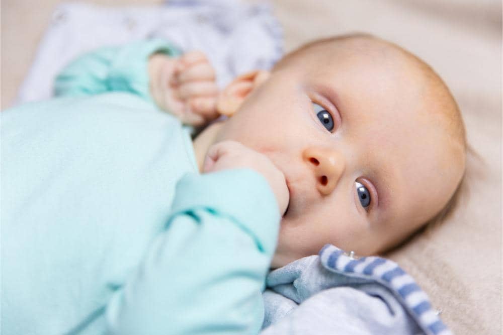 Benarkah mainan gantung di atas bayi bisa bikin mata juling?
