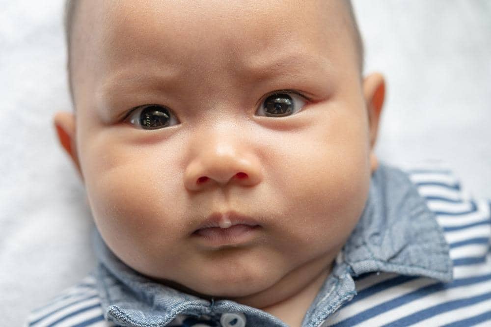 Benarkah mainan gantung di atas bayi bisa bikin mata juling?