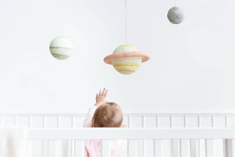Benarkah mainan gantung di atas bayi bisa bikin mata juling?