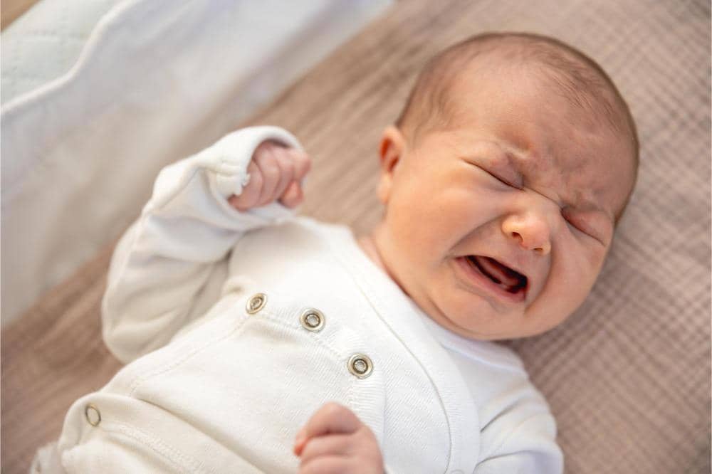 Benarkah Membiarkan Bayi Menangis Bisa Melatihnya Menenangkan Diri?