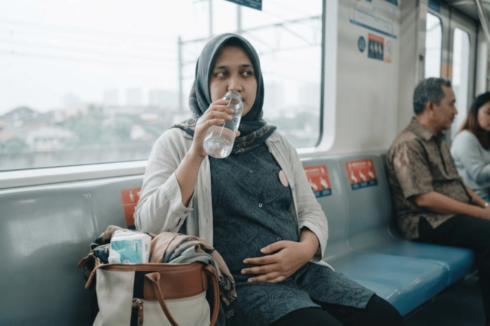 Menyiapkan pakaian berlapis dan asupan air minum