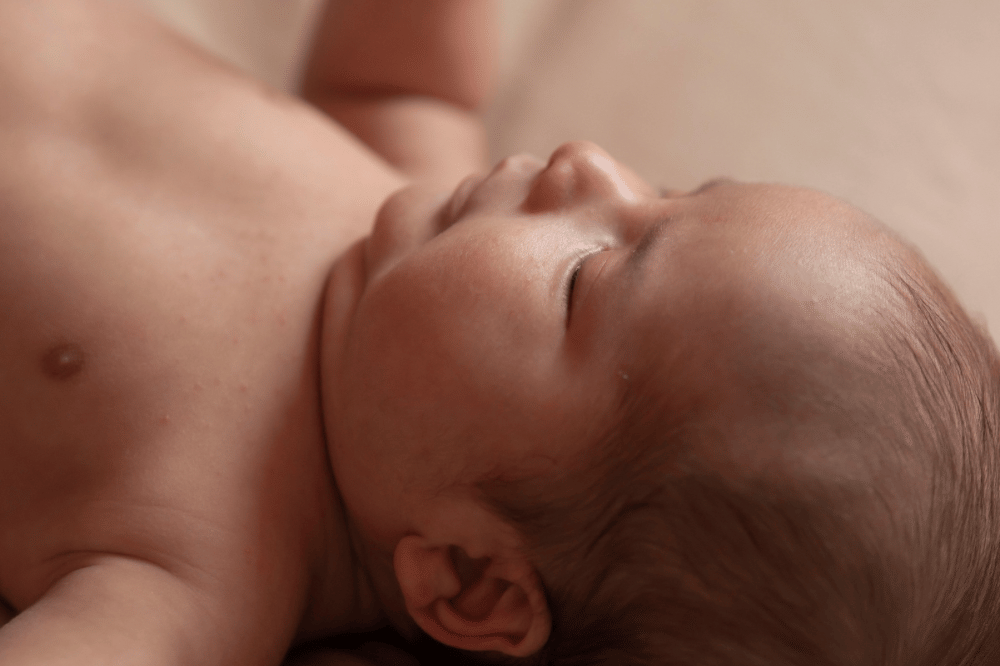 Sekitar usia 3 bulan, pola tidur malam bayi mulai berkembang
