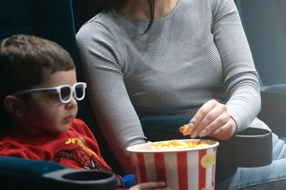 Pilih film dengan durasi pendek dan cerita yang mudah dipahami anak