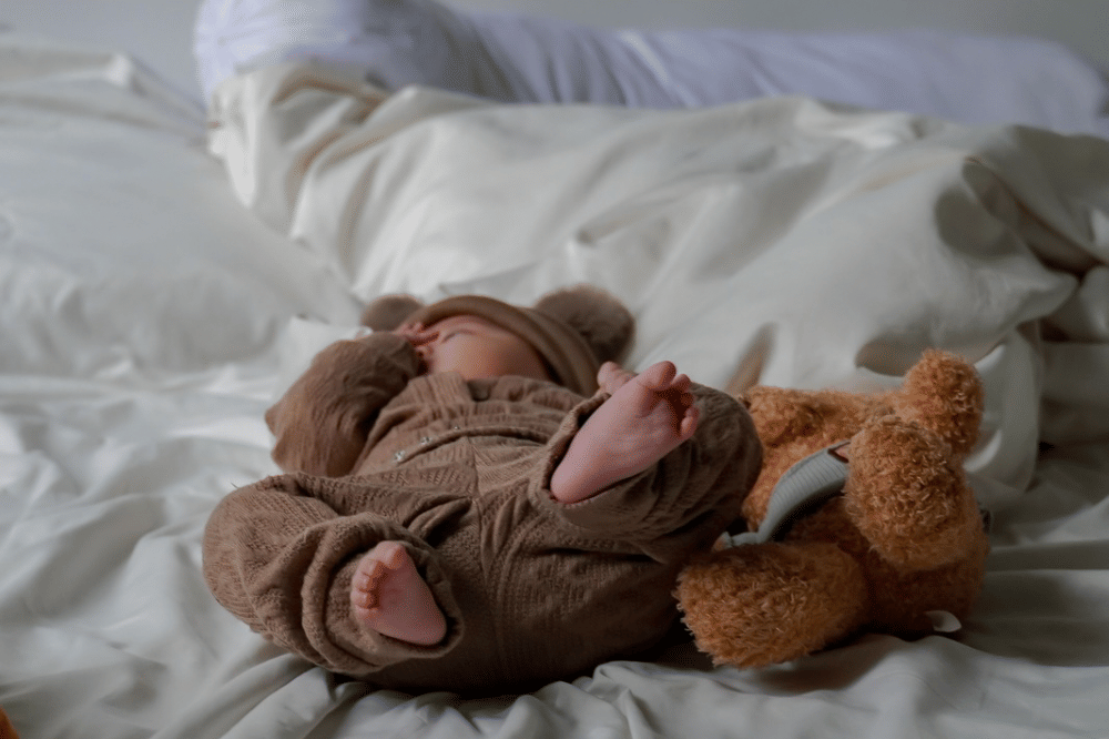 Usia 2–3 bulan, bayi membutuhkan sekitar 14–17 jam tidur per hari