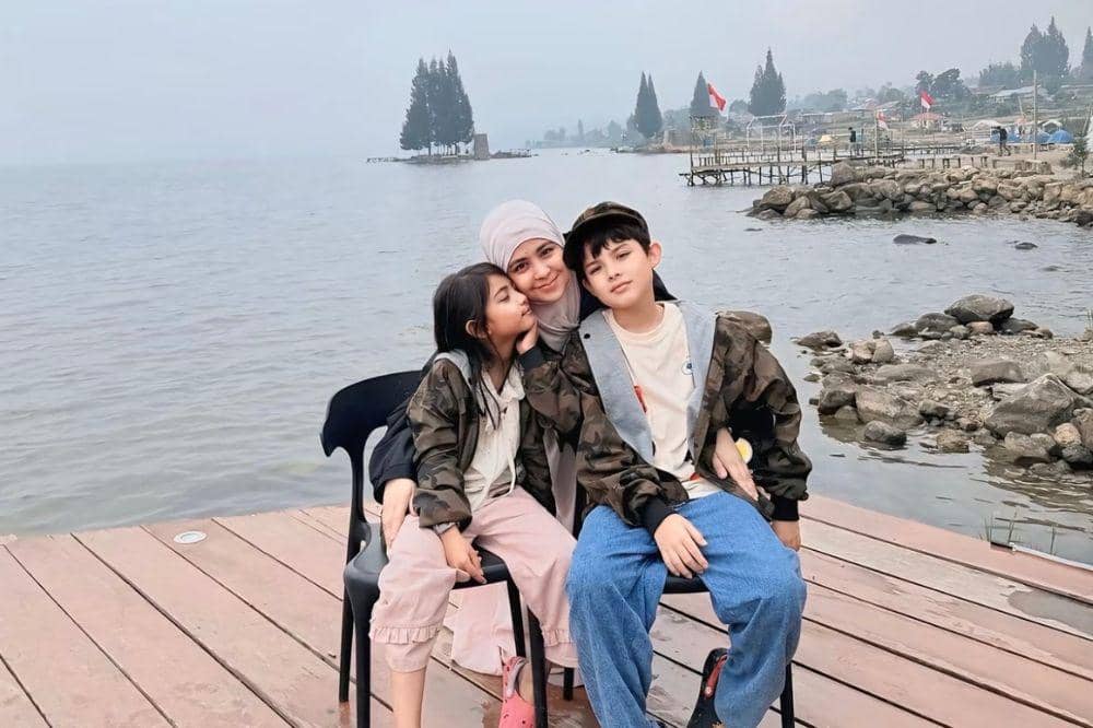 Jelajahi Sumatera, Risty Tagor Tantang Diri Liburan Bertiga dengan Anak