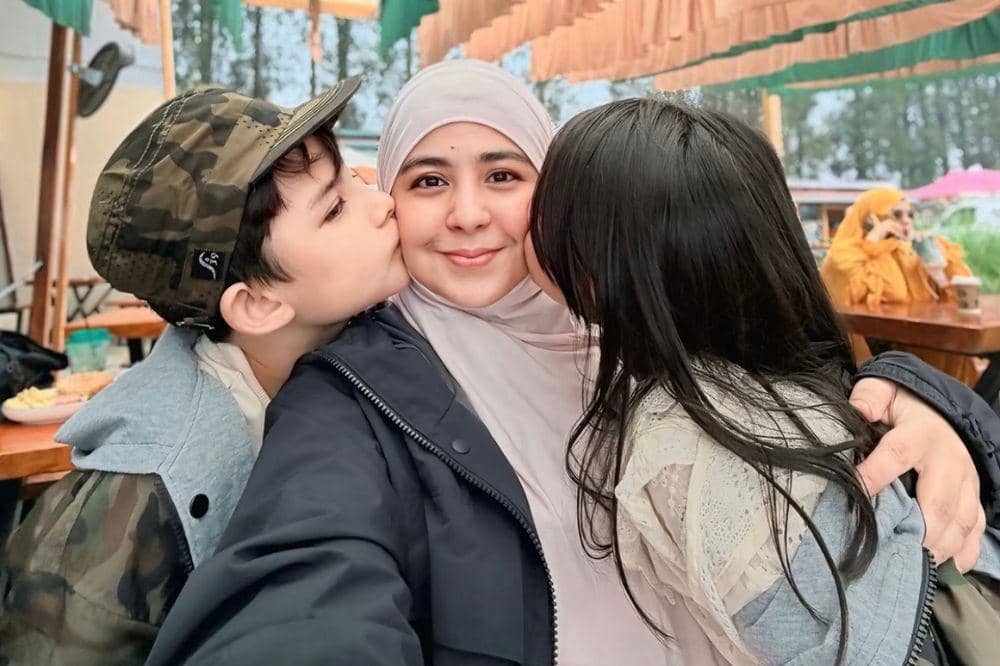 Risty Tagor Liburan dengan Dua Anaknya 1