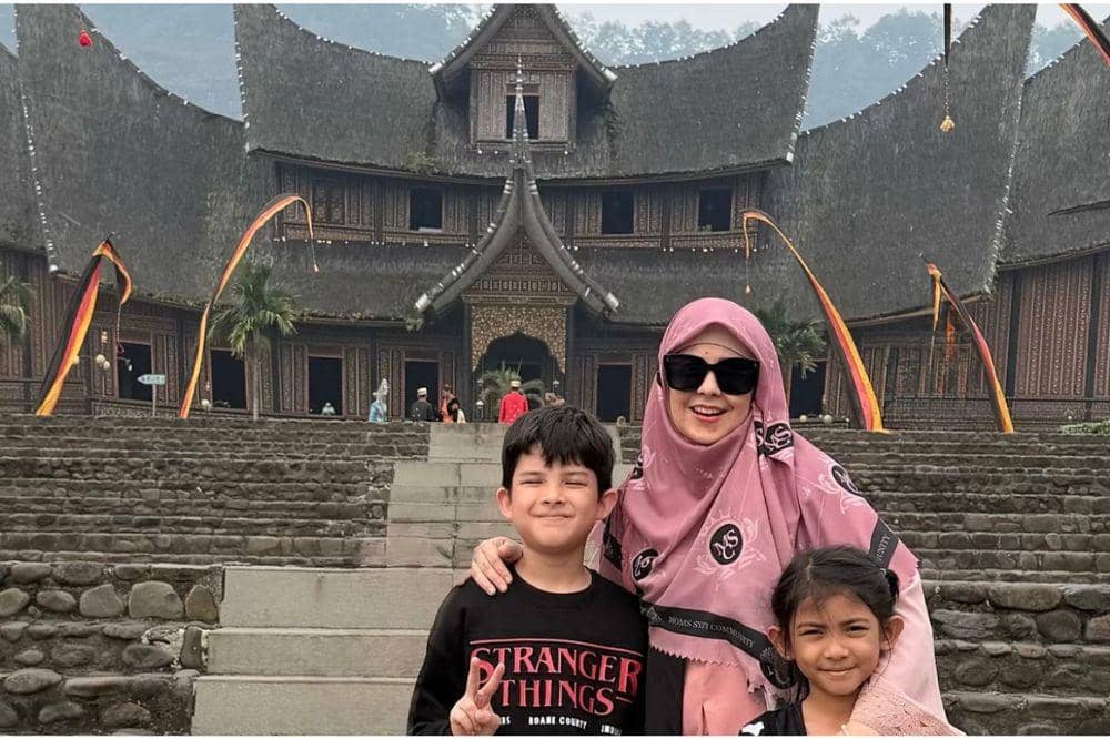 Risty Tagor Liburan dengan Dua Anaknya 2