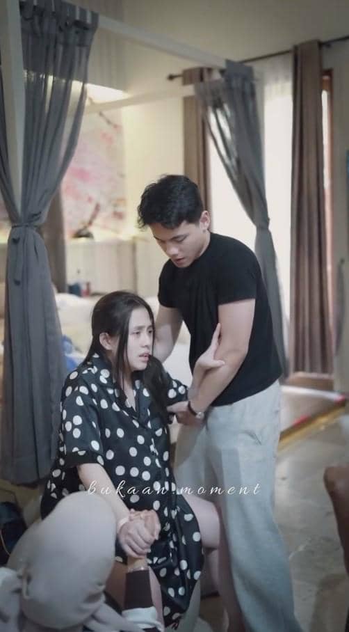 Adhisty Zara tersenyum sambil menggendong anak pertamanya dalam unggahan Instagram, mengenakan pakaian santai.