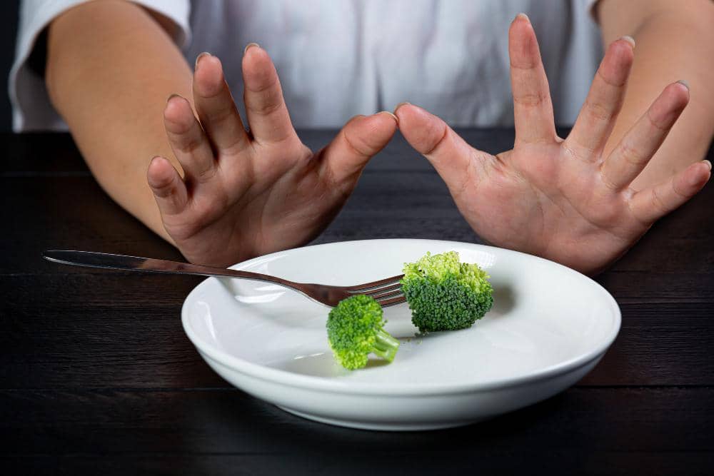 Membiarkan makan dan minum terlalu sedikit karena mual