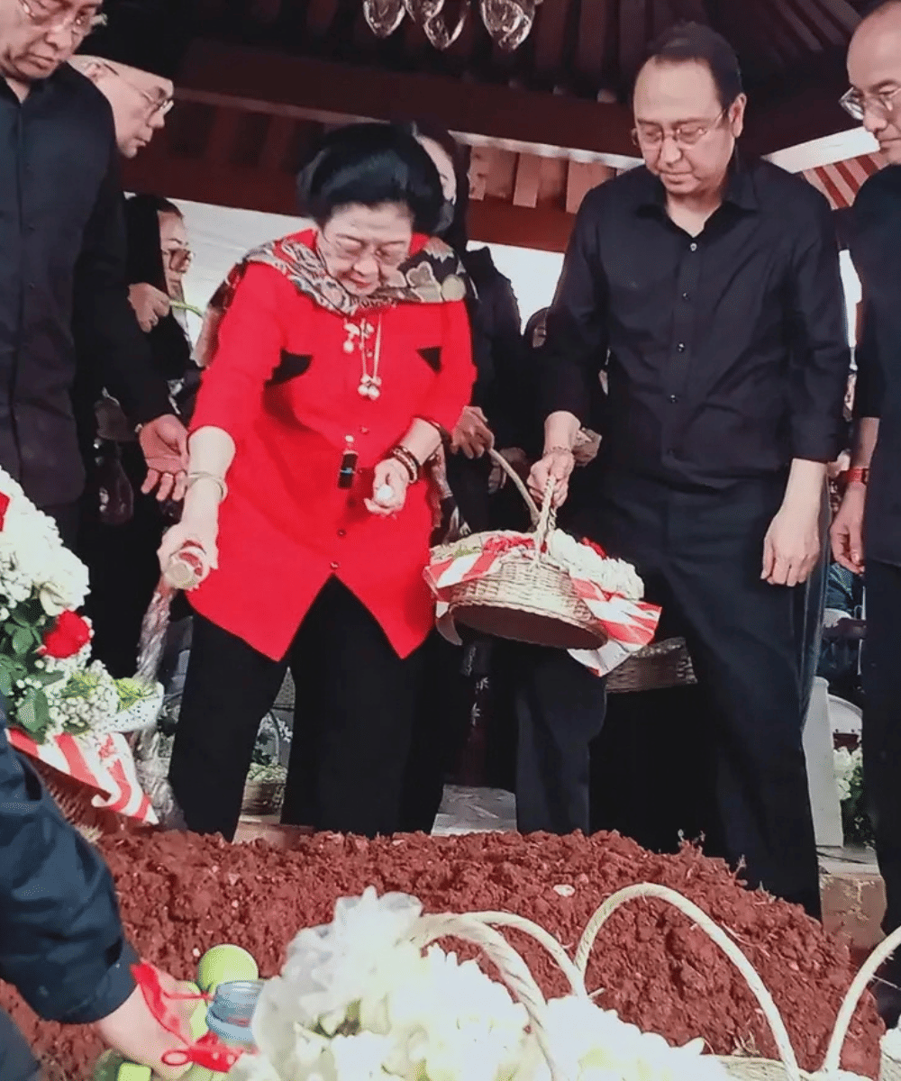 Megawati ikut mengantar Guruh ke peristirahatan terakhir