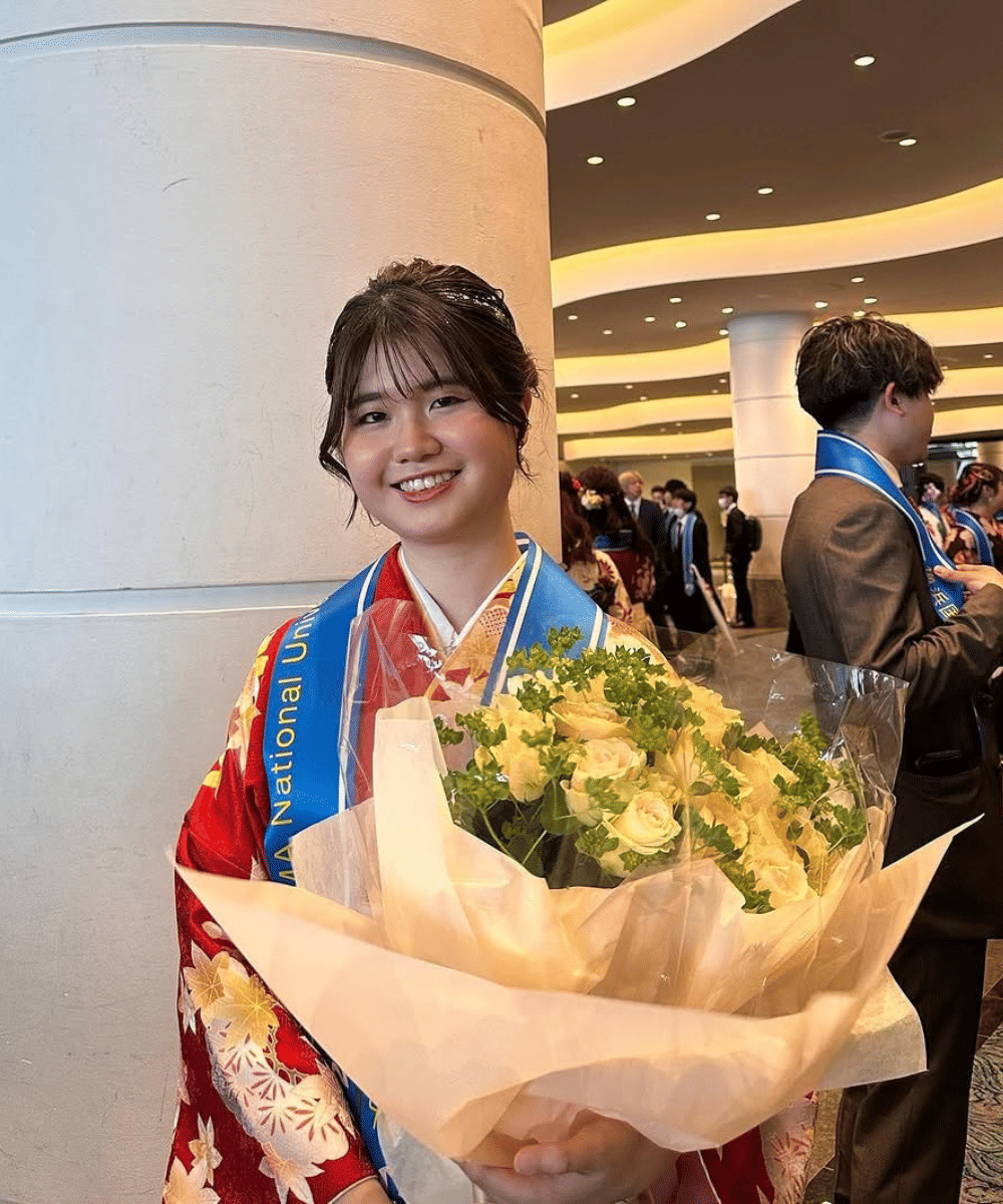 Pernah menerima beasiswa untuk kuliah di Jepang