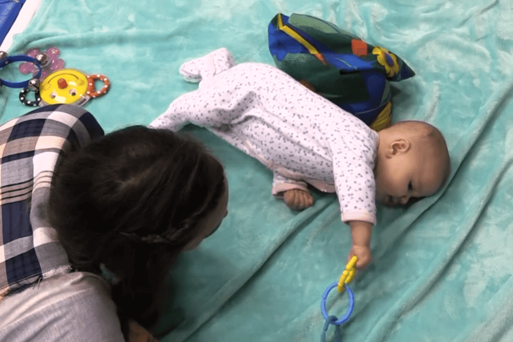 Ajak bayi berguling
