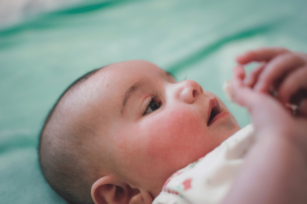Membantu bayi mengenali tubuhnya