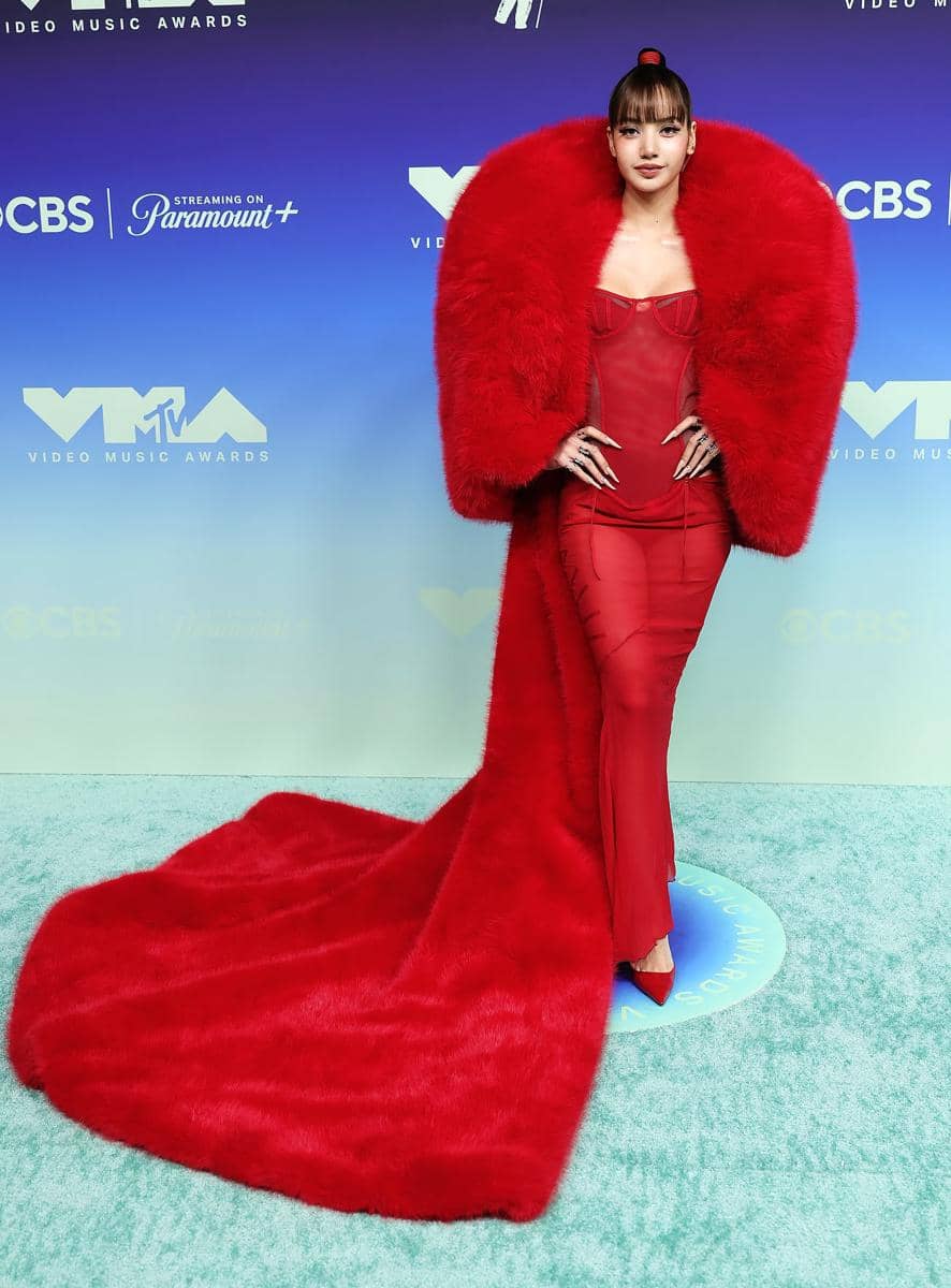 Lisa BLACKPINK tampil mencolok dengan coat merah 