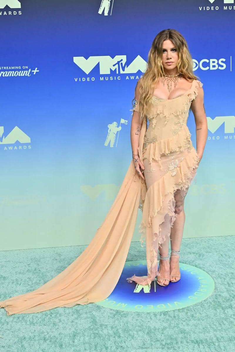Slayyyter tampil glamor dengan sentuhan boho-chic