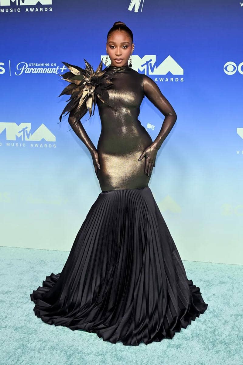 Normani tampil sleek dengan gaun hitam berkilau