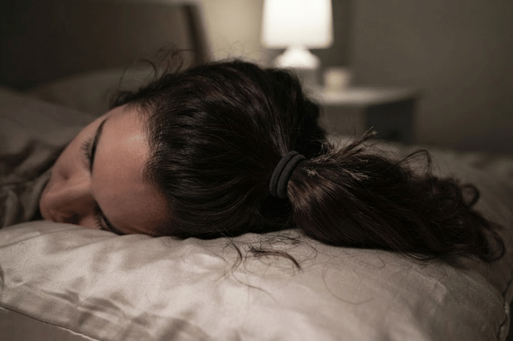 Mengikat rambut saat tidur memperburuk kerontokan