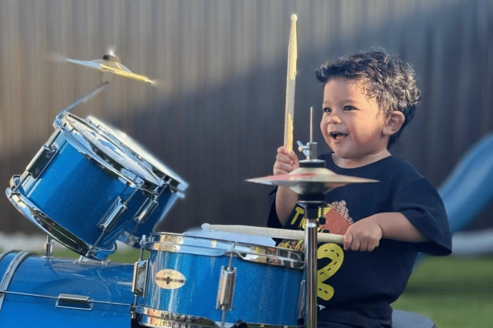 Anak Usia 2 Tahun Jago Main Drum, Mengenal Santiago Fajardo Drumer Cilik