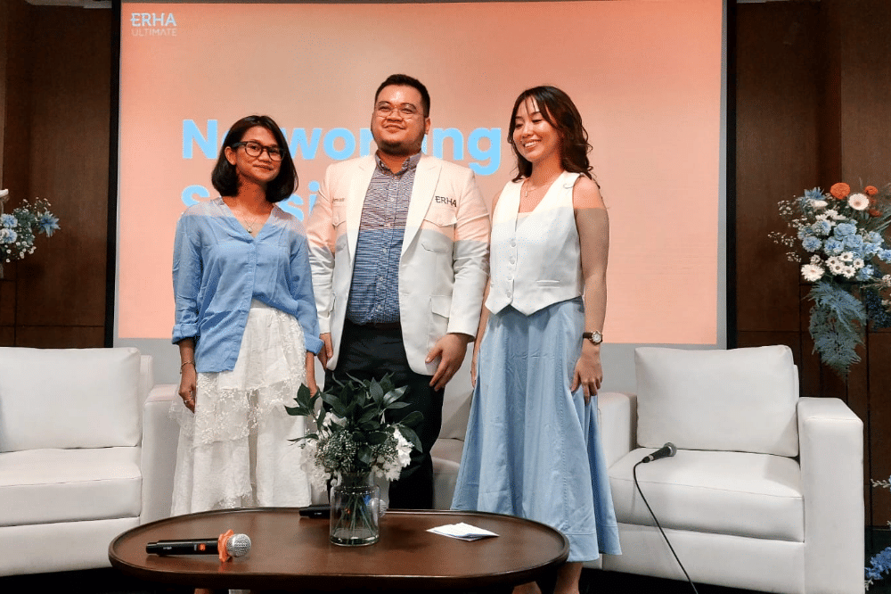 Sesi foto bersama dr. Tomi, Mama Kaluna, dan MC pada acara World Eczema Day di ERHA Ultimate
