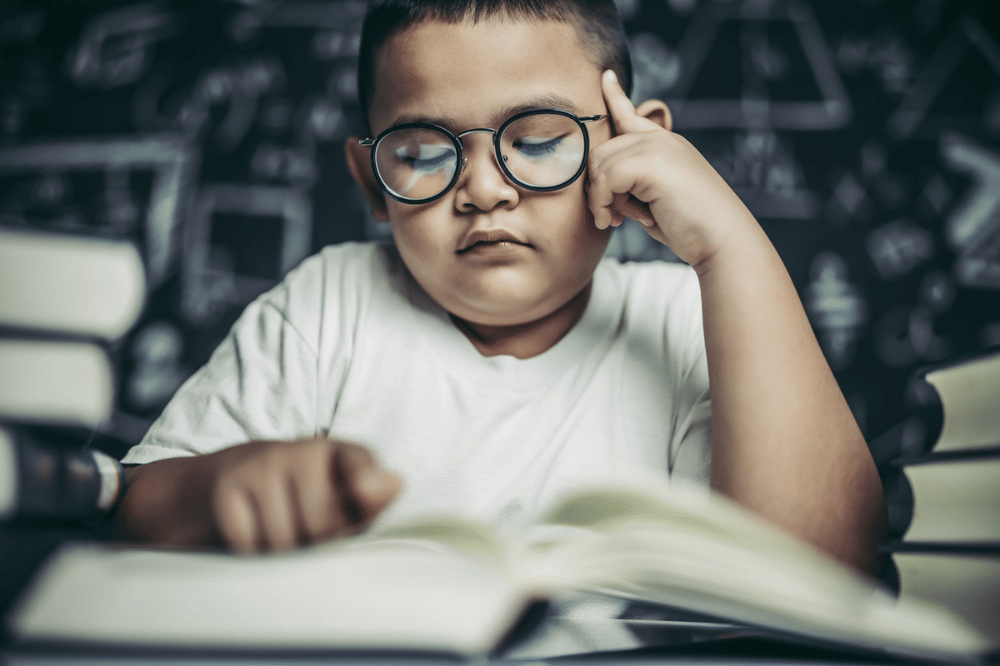 Anak sedang belajar menggunakan kacamatanya