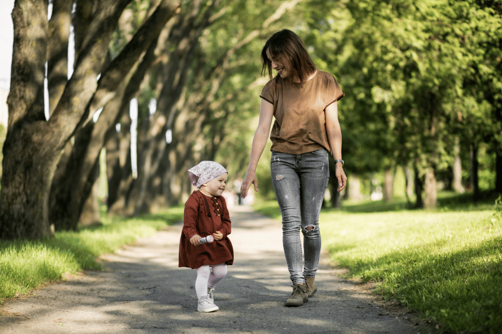 Anak dan mama berjalan santai