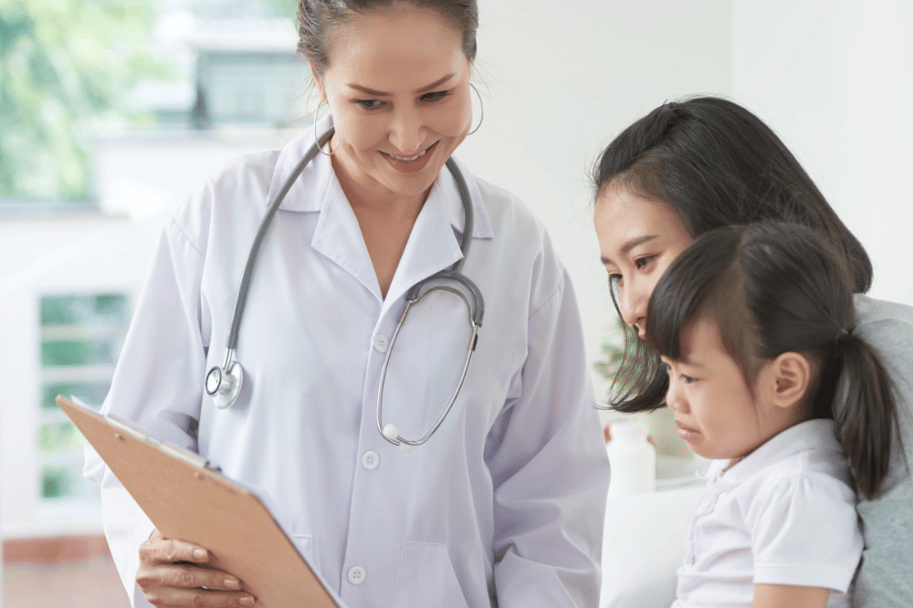 Anak dan mama sedang bersama dokter