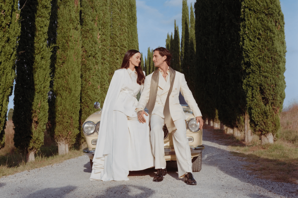 Dove Cameron Kenakan Wedding Suit, Ikuti Gaya Elegan-Maskulinnya