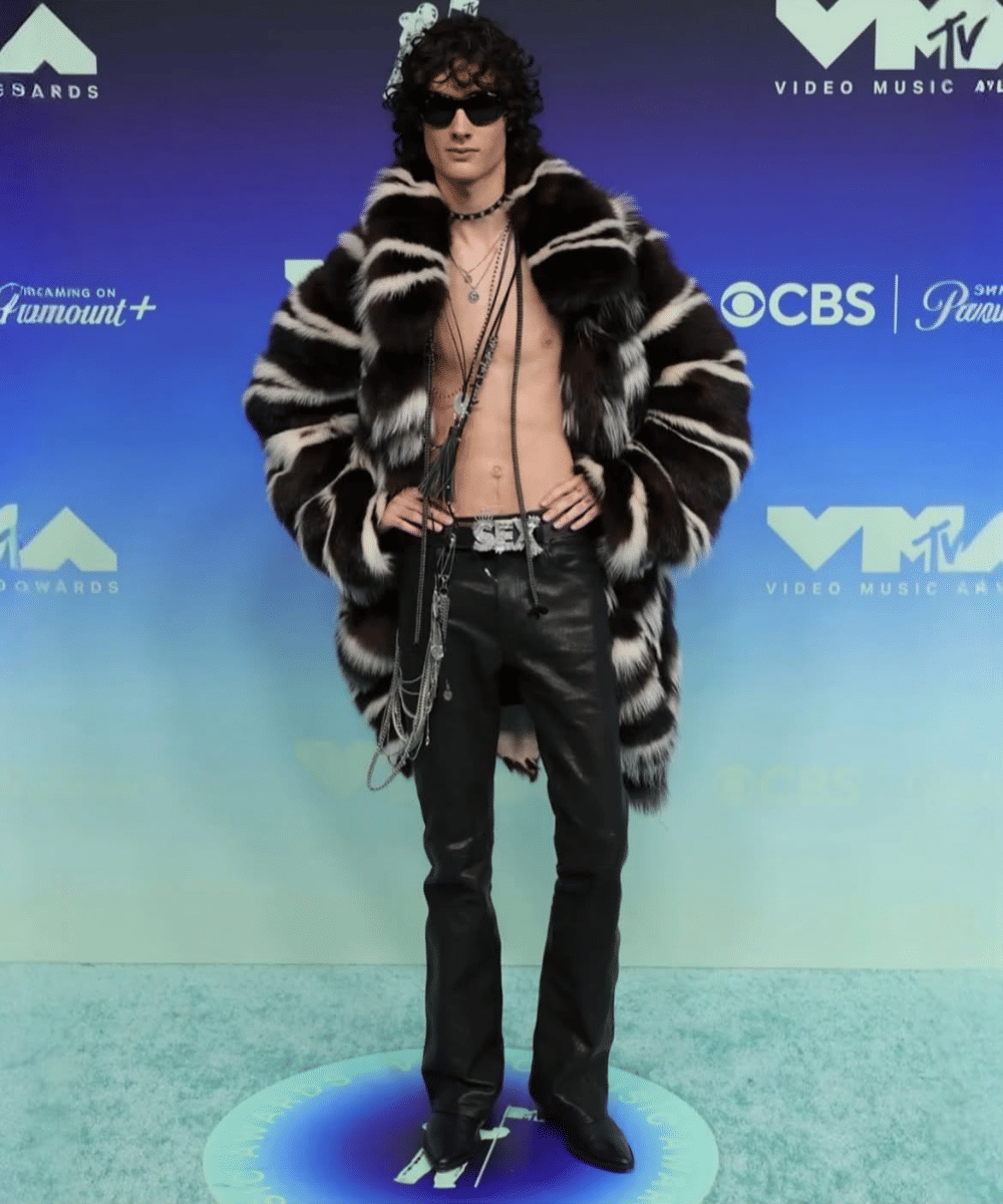 Mantel bulu bercorak dengan sentuhan glam rock