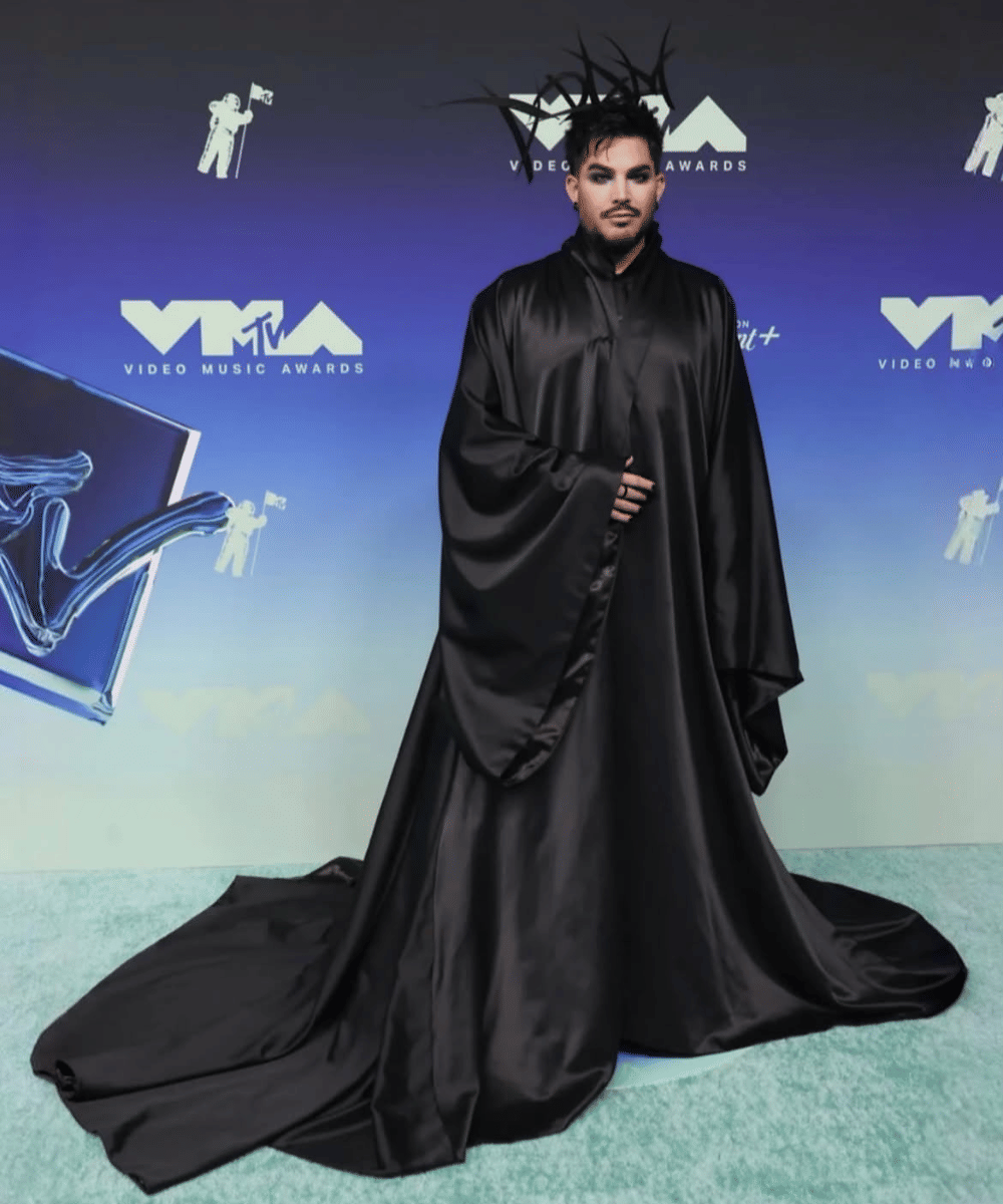 Gaun jubah hitam dramatis bergaya gothic