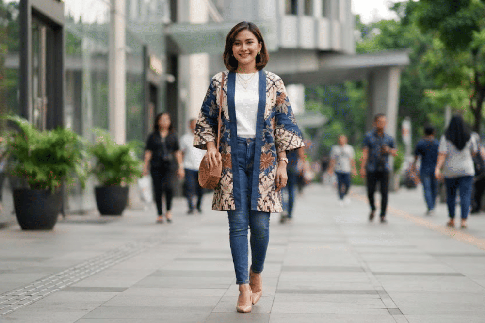 Gunakan outerwear batik untuk gaya layering