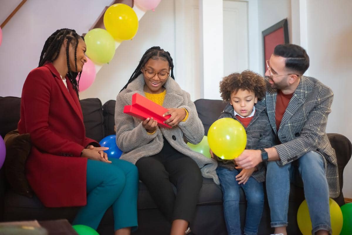 Anak remaja mendapatkan hadiah dari Mama dan Papa