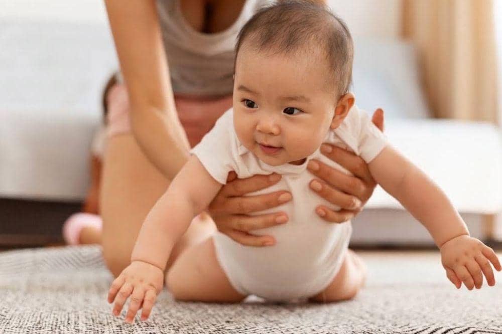 Apakah normal jika wajah bayi memerah saat ngulet?