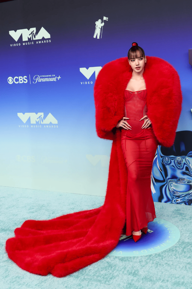 Gaun Transparan Warna Merah dengan Detail Korset