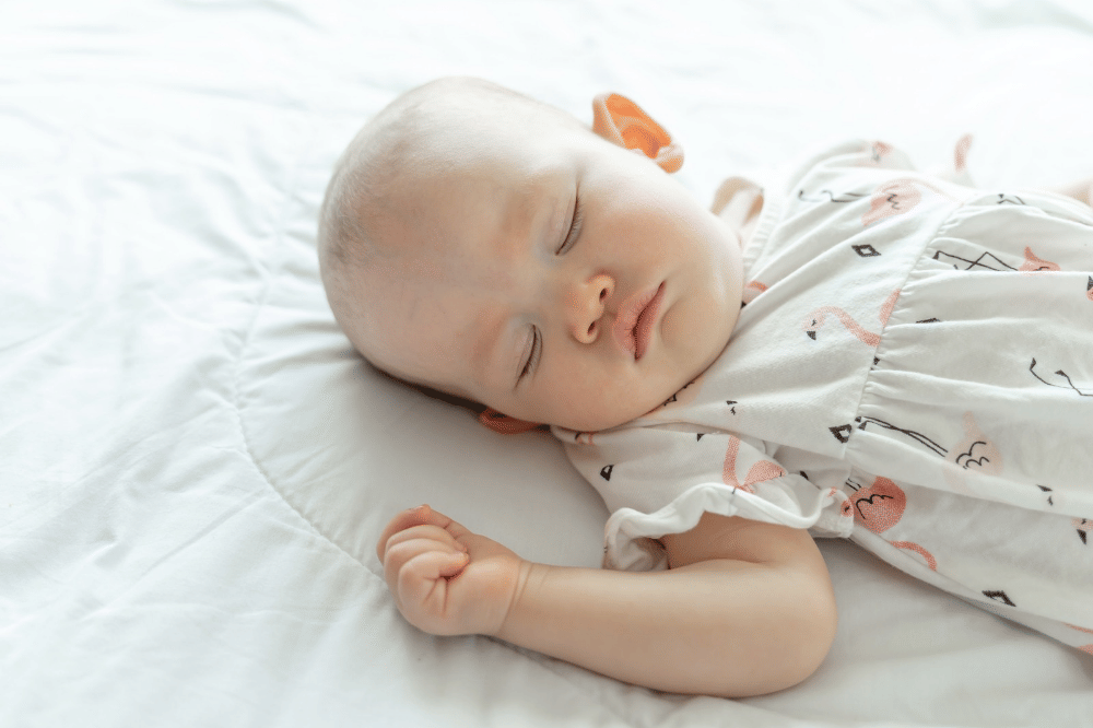 Bayi tidur dengan mata terbuka tak boleh dibangunkan, ini alasannya.