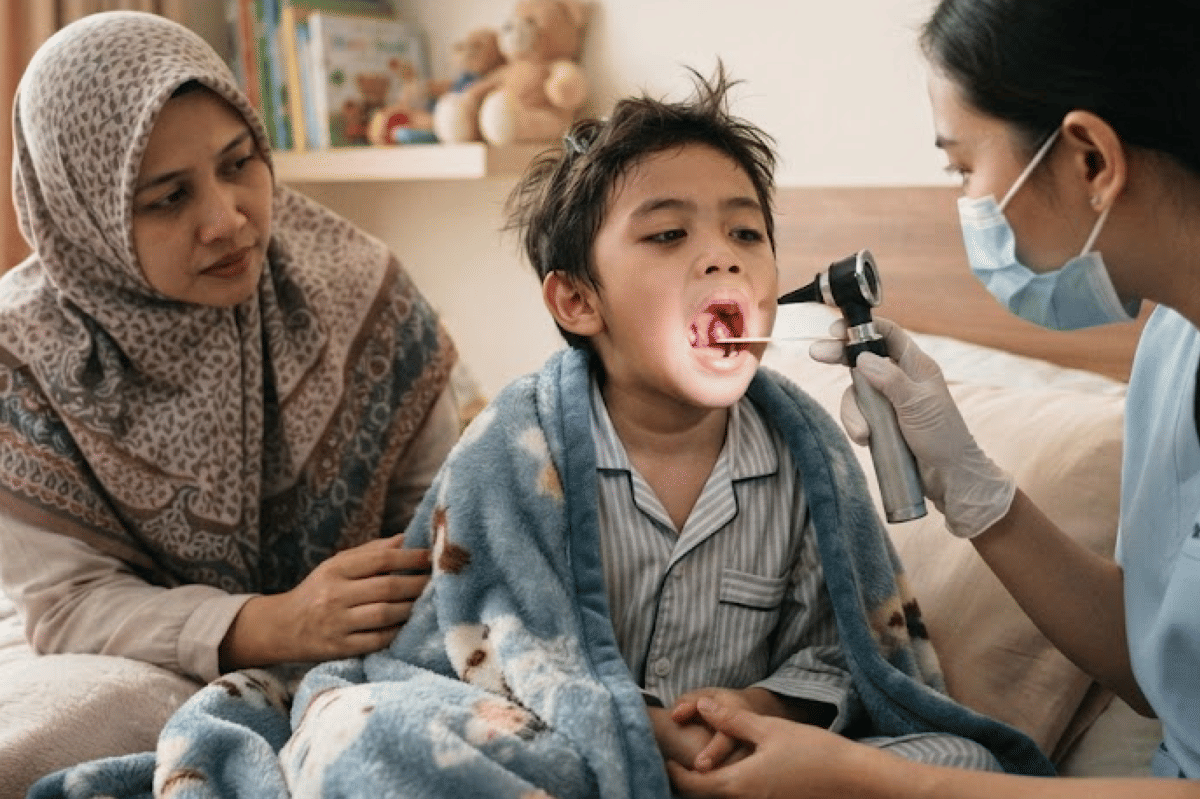 Segera periksa ke dokter apabila anak mengalami gejala amandel