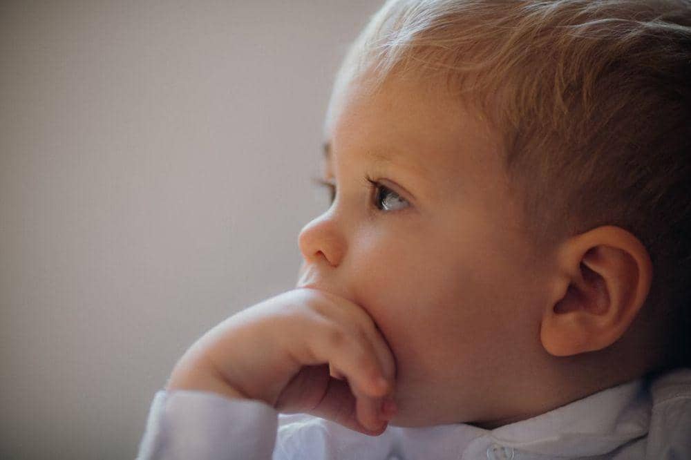 Apakah Bayi yang Sering Mengemut Tangan Bisa Mengalami Masalah Kesehatan