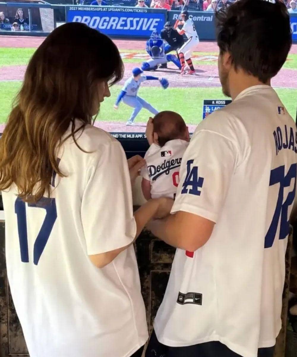 Barbara Palvin dan Dylan Sprouse Resmi Menyambut Kelahiran Anak Pertama (3)