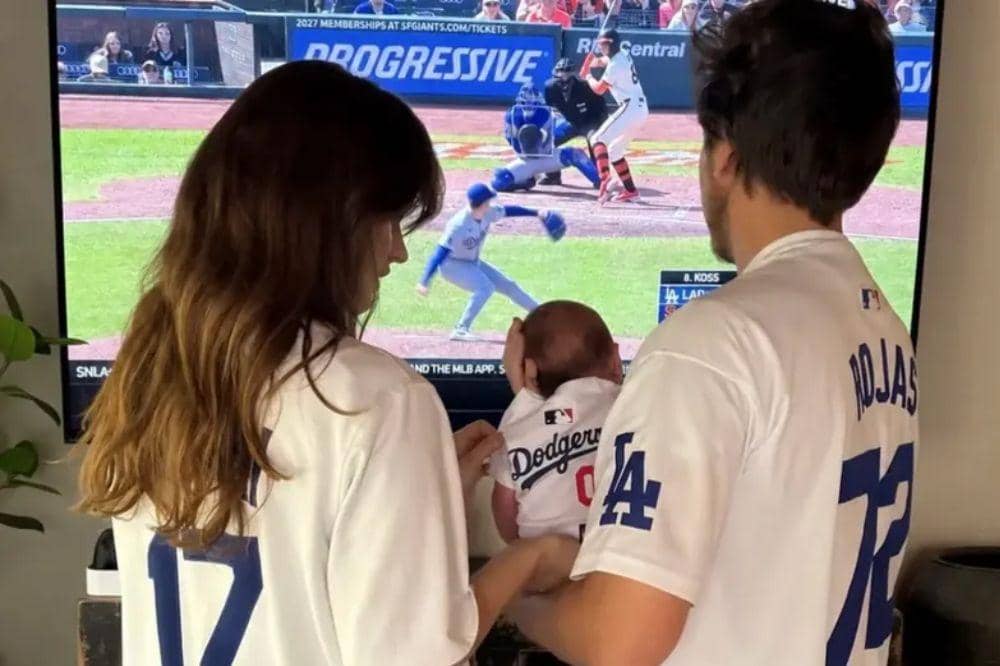 Barbara Palvin dan Dylan Sprouse Resmi Menyambut Kelahiran Anak Pertama