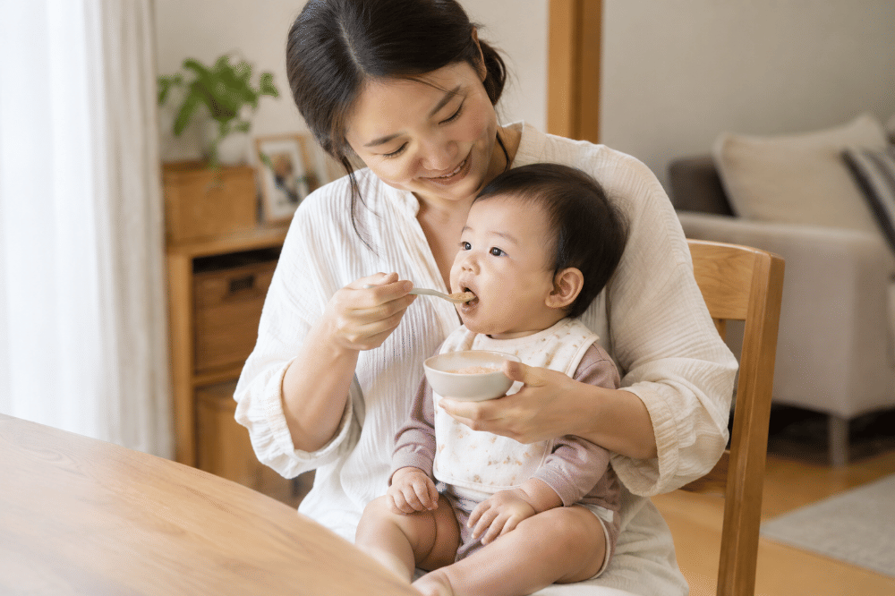 Cara Memberi Makan Bayi Bayi yang Belum Bisa Duduk dengan Aman