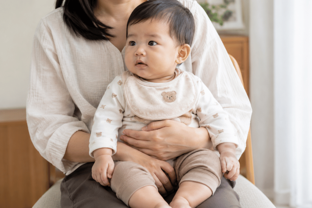 Hal-Hal yang Perlu Diperhatikan saat Memberi Makan Bayi yang Belum Bisa Duduk
