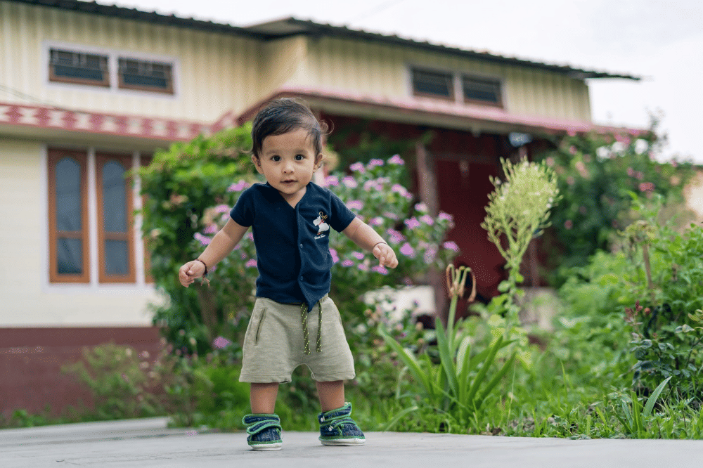 Bagaimana Cara agar Kaki Bayi Kuat Berdiri? Lakukan 5 Cara Ini!