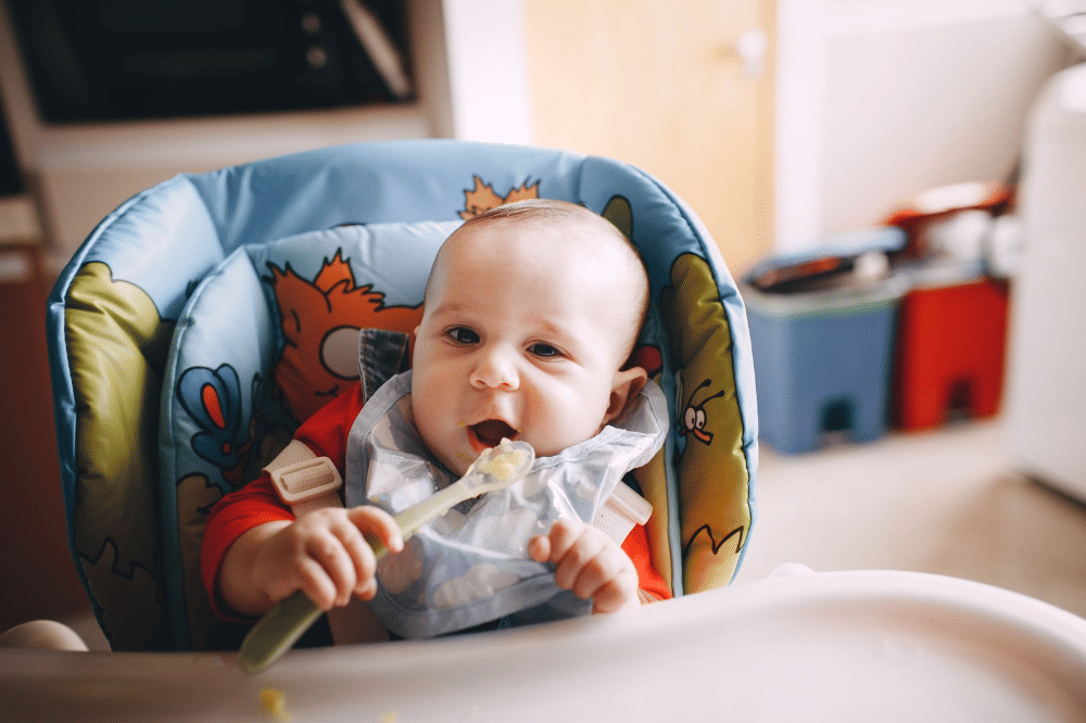 Bayi Belum Bisa Duduk Apa Boleh MPASI? Simak Penjelasannya!