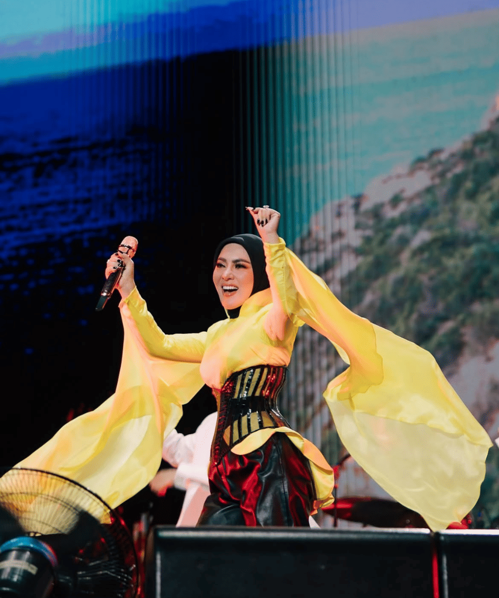 Siluet anggun dengan sepatu boots tinggi