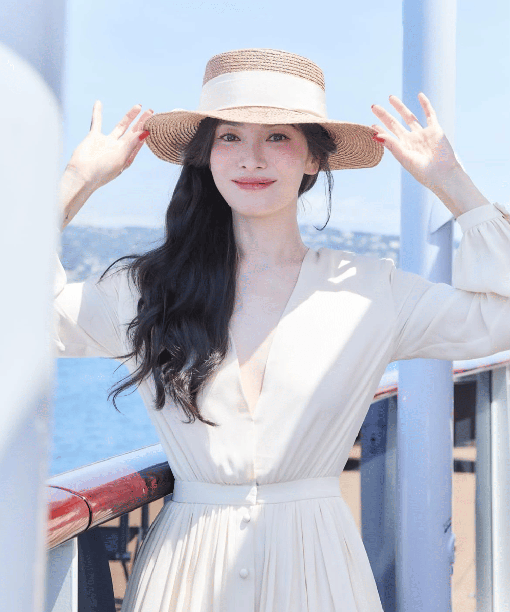 Long dress krem berleher V dengan topi jerami pantai