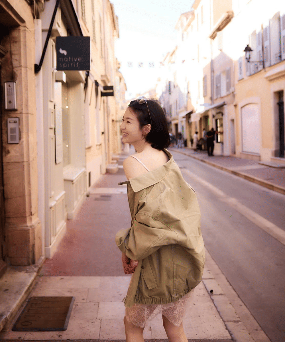 Kemeja oversized khaki dengan sentuhan gaun renda manis